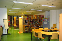 Lernraum mit Sitzgruppe und Regalen