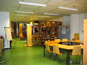 Lernraum mit Sitzgruppe und Regalen