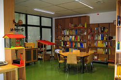 Lernraum mit Sitzgruppe und Regalen