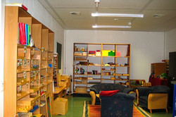 Lernraum mit Sitzgruppe und Regalen